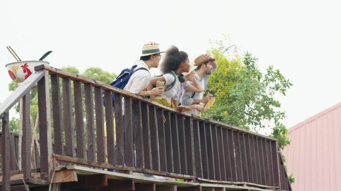 4K多元化旅游团在泰国大城府度暑假。