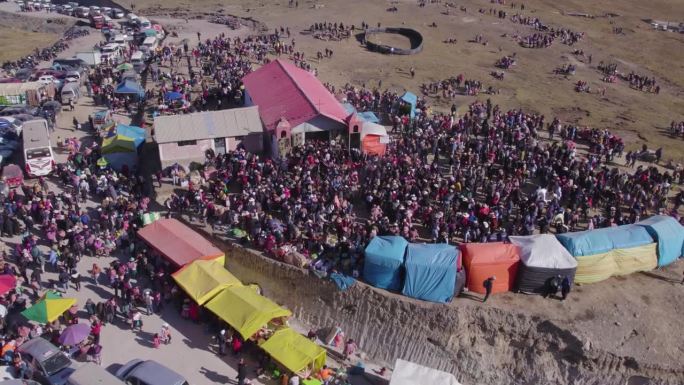 白天，一架无人机拍下了聚集在秘鲁万卡约华塔帕拉纳山参加塔塔香提节的市民。从高到低的电影鸟瞰图捕捉了拥