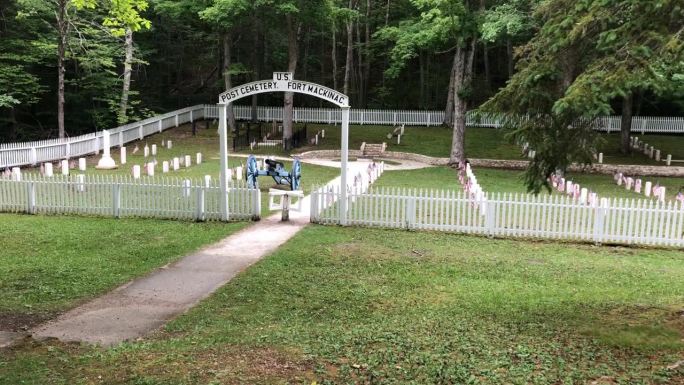 美国密歇根州麦基诺岛的公墓。早期革命战争时期的无名士兵坟墓。