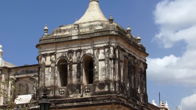 尼加拉瓜里昂圣母升天大教堂的钟楼，大教堂山墙上的巨人。