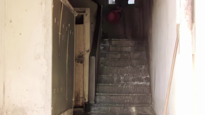 阿根廷布宜诺斯艾利斯一所公立学校的清洁工正在打扫楼梯。4K分辨率。