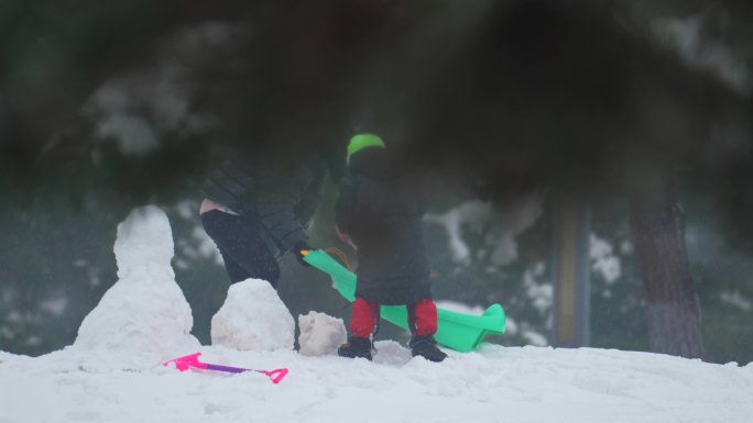 4k东北下雪人文镜头堆雪人跑步锻炼麻雀
