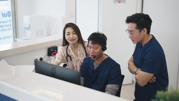 中国女医生在接待区的监控屏幕上显示男护士