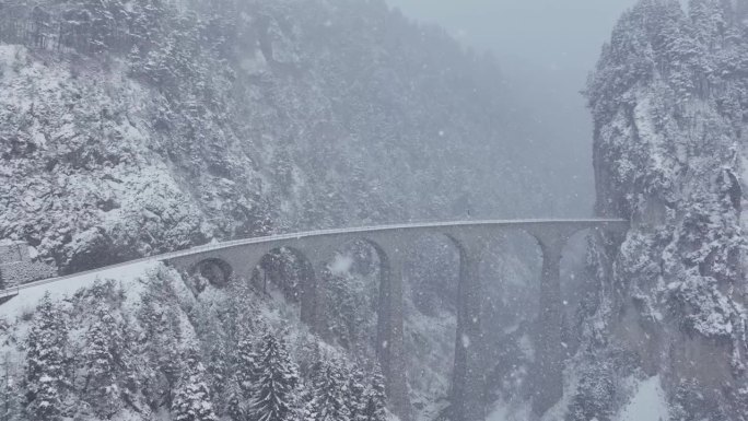 空中Landwasser高架桥冰川和伯尔尼纳在冬季下雪。