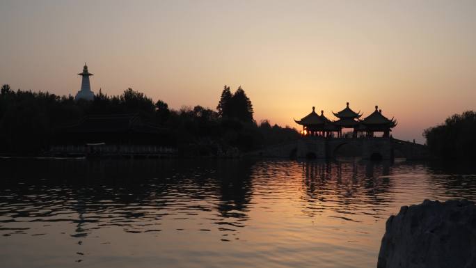 扬州瘦西湖公园五亭桥的日落 延时