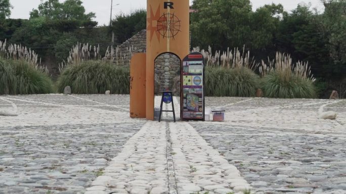 世界之角的赤道线纪念碑标志着赤道经过的地方。