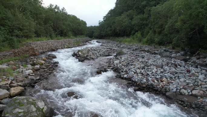 长白山瀑布之河流