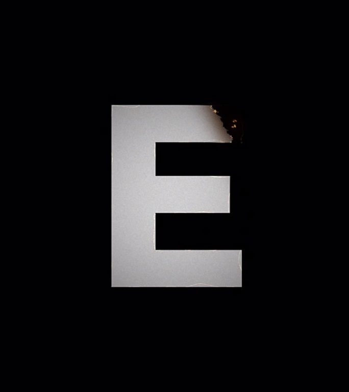 火字母显示和消失动画。E符号燃烧像纸烬和烟在黑色的背景。设计元素