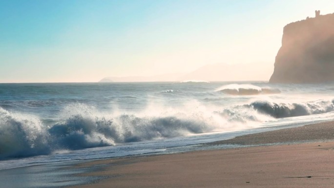 海浪拍击空旷海滩的美景