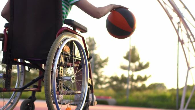 残疾篮球运动员在弹跳球