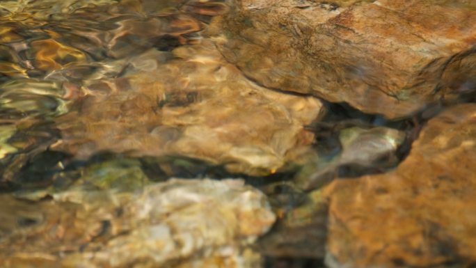 山谷清澈泉水小溪潺潺鹅卵石
