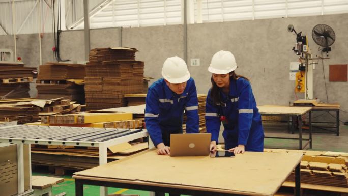 工厂制造纸板造纸厂，工业工程师检查大型机械输送纸生产线