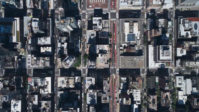 自上而下鸟瞰纽约市街道与可见网格系统，商业和住宅建筑屋顶。繁忙的都市交通，汽车，黄色出租车，商用车辆