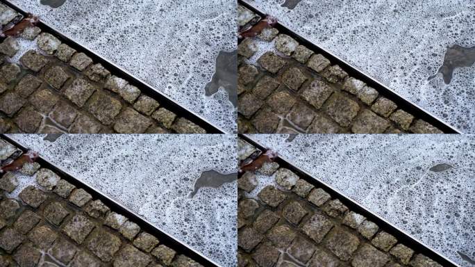 屏风对角线分为两部分:暴雨后的发泡水和潮湿的花岗石瓷砖的铺贴