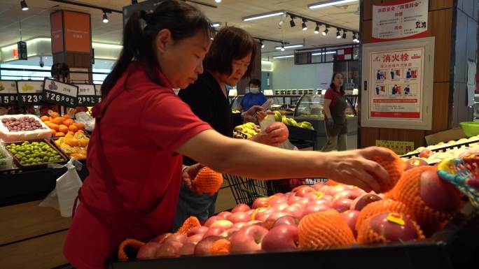 现代化大型超市水果专区挑选苹果
