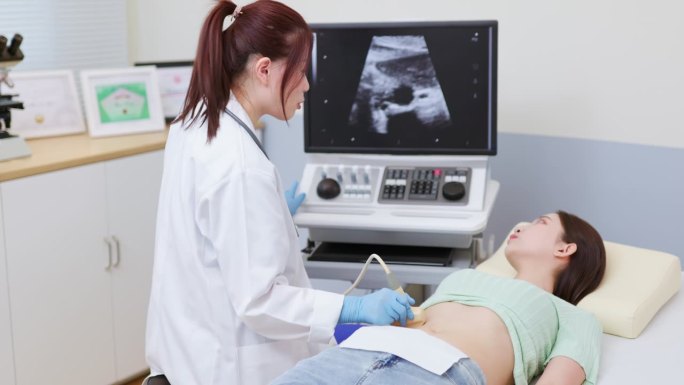 女性腹部超声检查查体体检女孩病床