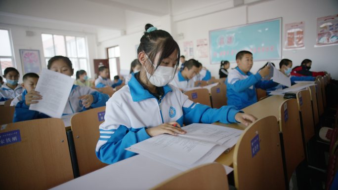 内蒙古中学生在电教室考试