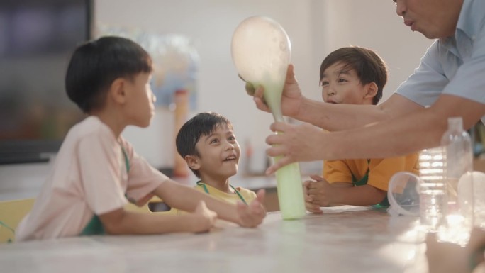 幼儿园学习:小学生参与科学实验。