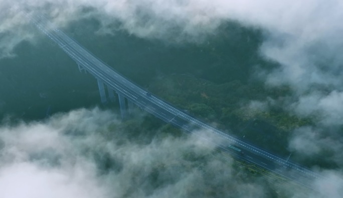 航拍云雾缭绕的高速公路
