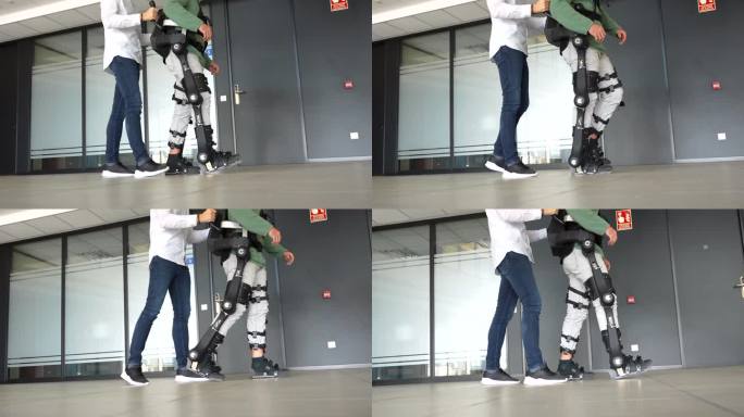机械外骨骼，物理治疗师带着机器人骨骼行走，现代医院的物理治疗: