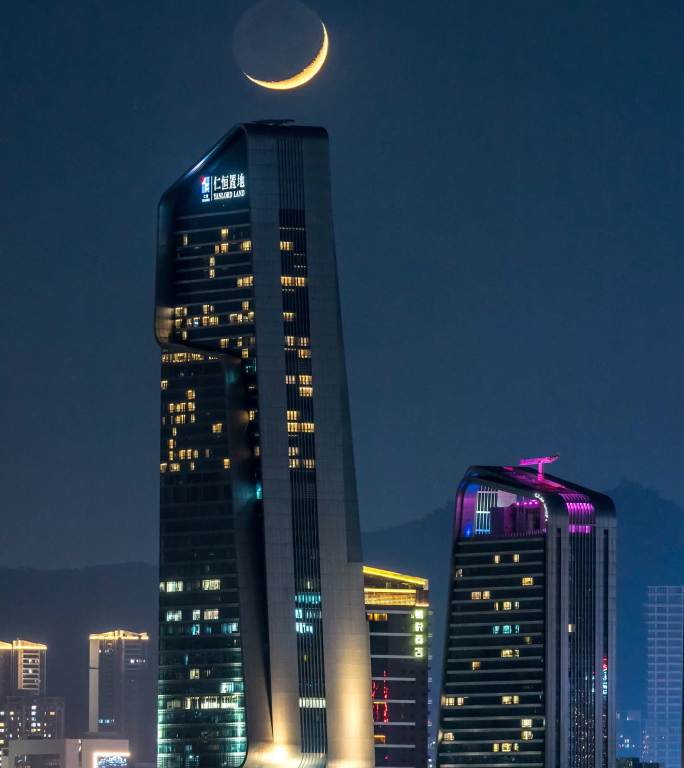 月亮穿过高楼建筑珠海城市天际线延时素材