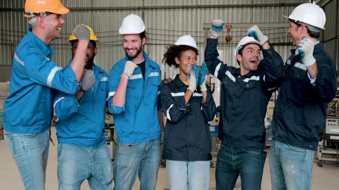 钢铁加工厂的青年产业工人队伍。