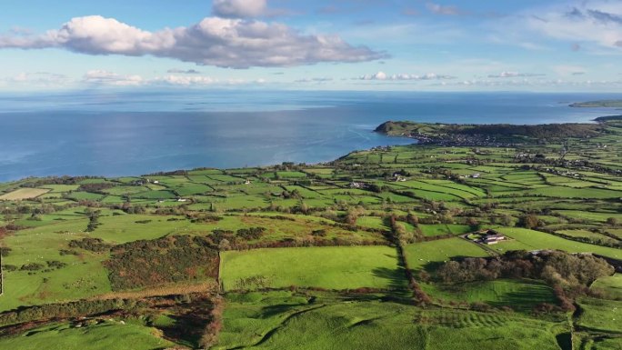 航拍的美丽风景的岩石，山和海在北爱尔兰北部海岸