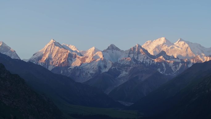 航拍新疆伊犁夏塔景区日照金山