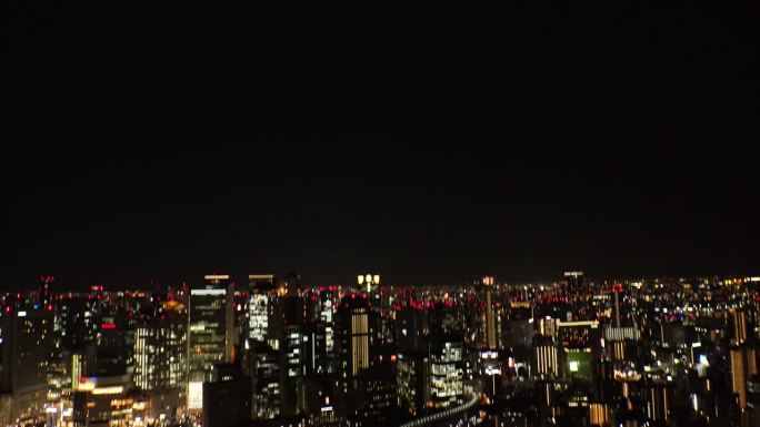 大阪，日本:大阪车站夜间鸟瞰图。