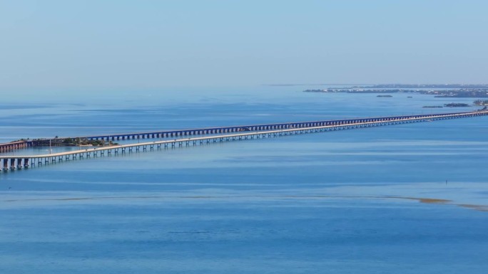 无人机拍摄的佛罗里达群岛七英里桥远摄视频