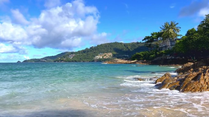 芭东海滩普吉岛泰国漂亮的白色沙滩清澈的蓝色和绿松石水和可爱的蓝天与棕榈树日落日出
