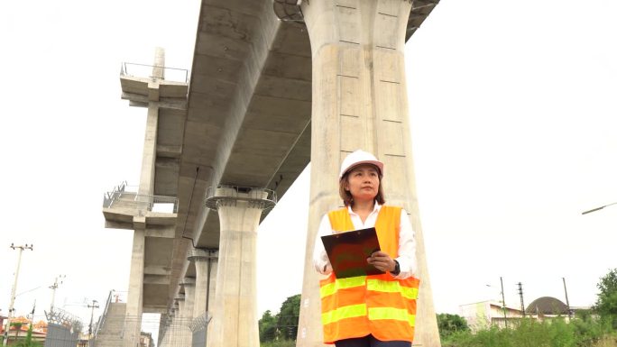 土木工程师检查收费公路桥梁结构