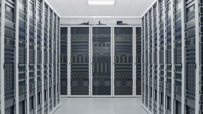 多丽镜头对准明亮整洁的数据中心内的白色服务器机柜。人工智能训练集群。超级计算机与先进云计算概念