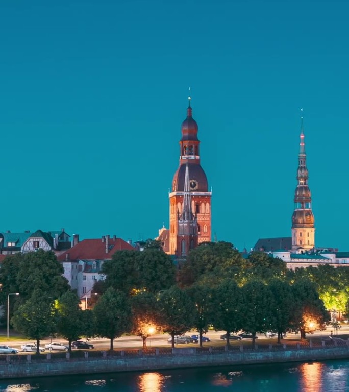 里加，拉脱维亚，欧洲。超延时城市夜景天际线。城堡、圆顶大教堂和圣彼得教堂夜景。联合国教科文组织世界遗