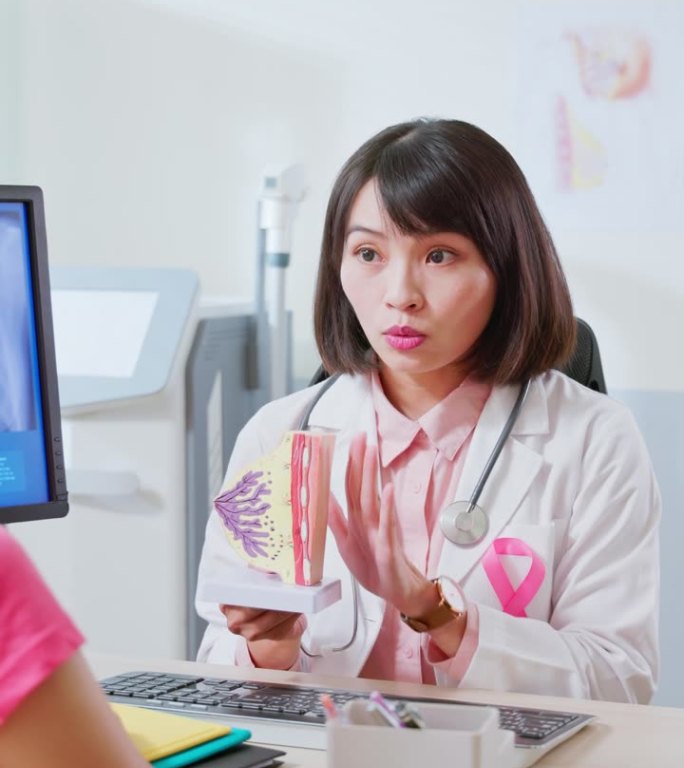 亚洲医生解释乳房检查
