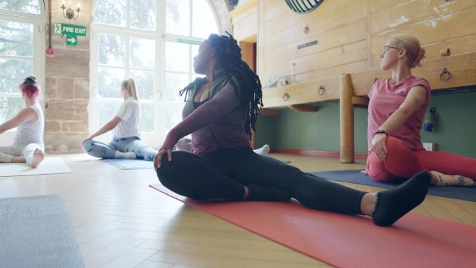 伸展，瑜伽和健康与黑人女性在课堂上健身，冥想和正念。和平，健康和学习与人们在普拉提工作室的平衡，锻炼