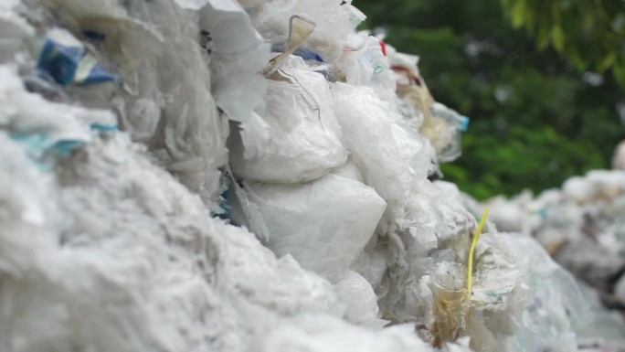 每天都有越来越多的装满塑料袋的垃圾被扔掉