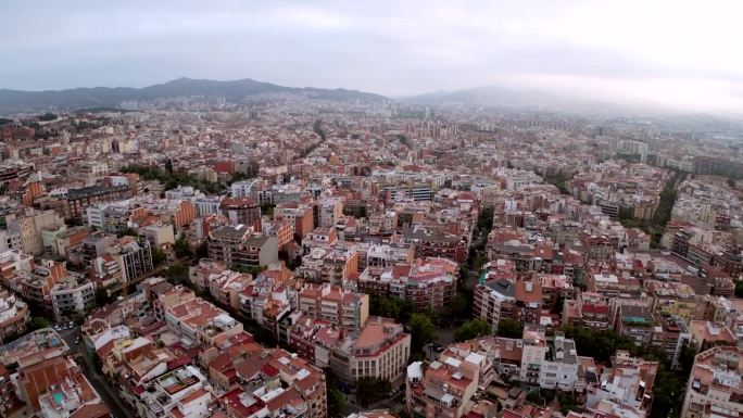 航拍无人机拍摄的巴塞罗那城市住房社区。