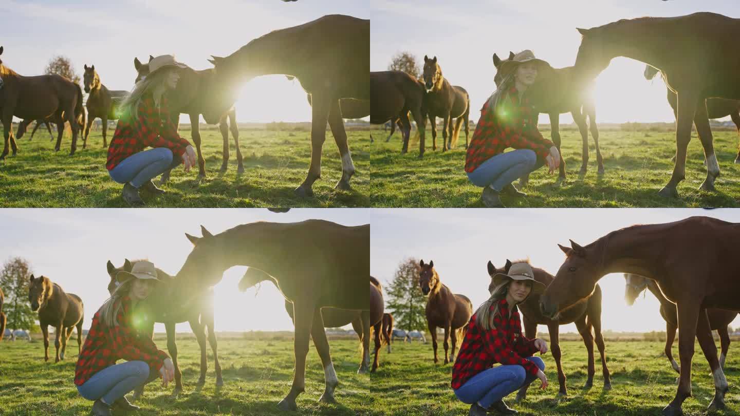阳光明媚的一天，年轻的女牧场主穿着太阳帽和格子衬衫，蹲在草地上的马旁边
