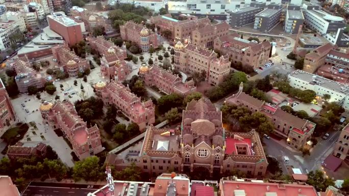 无人机拍摄的巴塞罗那美丽的建筑，每个街区都有一座金色的塔。