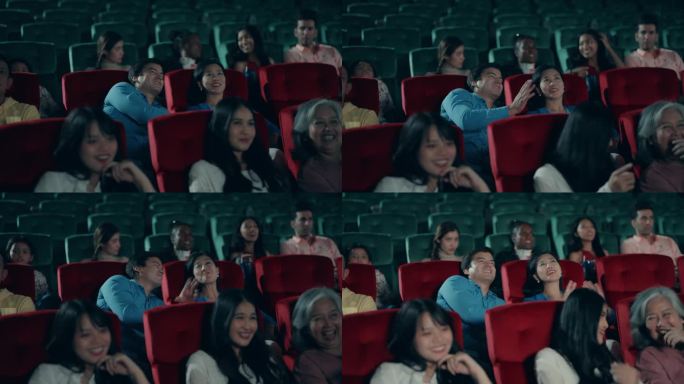一群不同的人在电影院笑着欣赏电影。