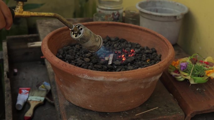 用丙烷火炬在木炭上退火银，用于珠宝制作