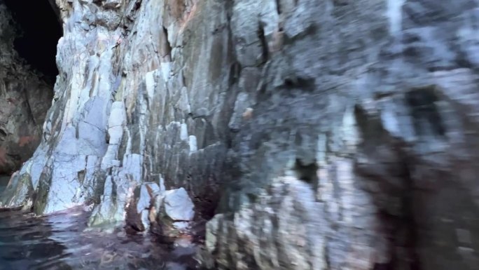 法国科西嘉岛夏季，进入卡兰克斯德皮亚纳荒地的岩洞