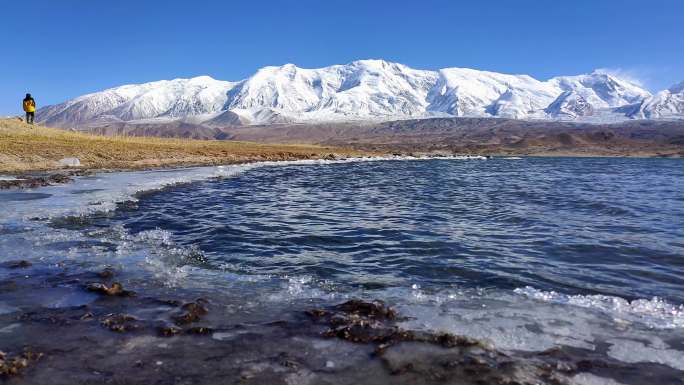 帕米尔高原喀拉库勒湖和远处的公格尔峰