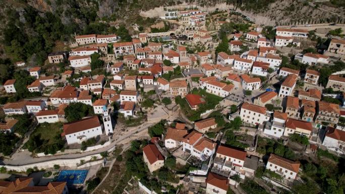 风景秀丽的山坡村庄:石头房子，里维埃拉度假村，和爱彼迎度假在阿尔巴尼亚