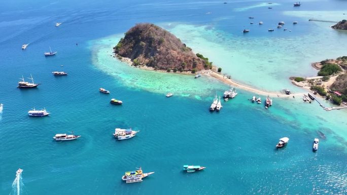 鸟瞰码头与船和船在纳闽巴霍镇在弗洛雷斯岛，印度尼西亚