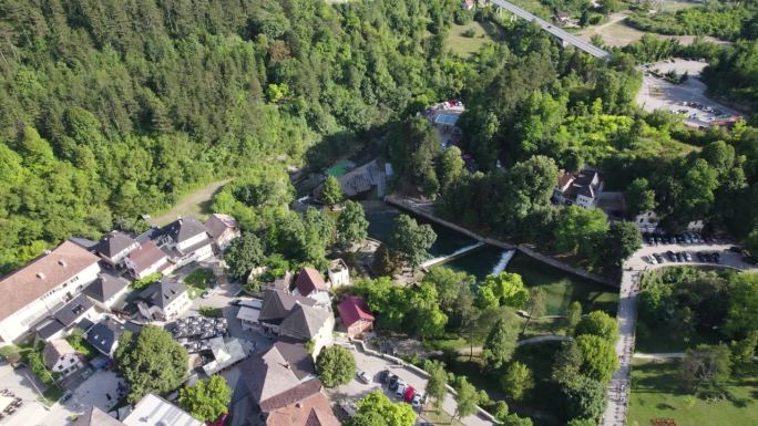 鸟瞰图环绕着波黑小城市的屋顶，黑塞哥维那美丽的乡村林地森林树木