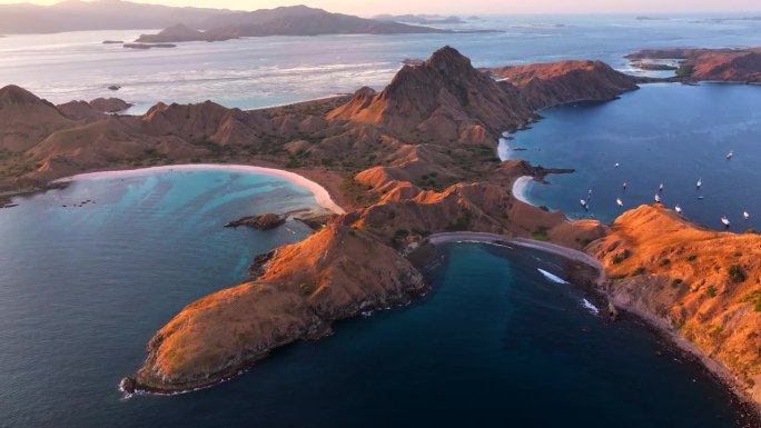 在科莫多国家公园的帕达尔岛的空中无人机日落场景，美丽的景观印度尼西亚