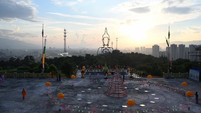 瑞丽市点灯节准备场面