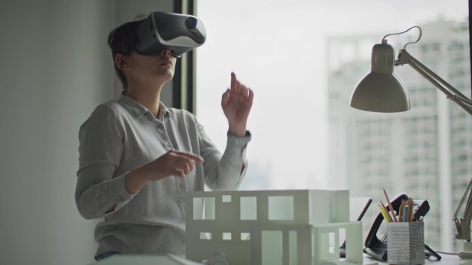 虚拟现实，建筑师使用VR头显探索3D建筑模型